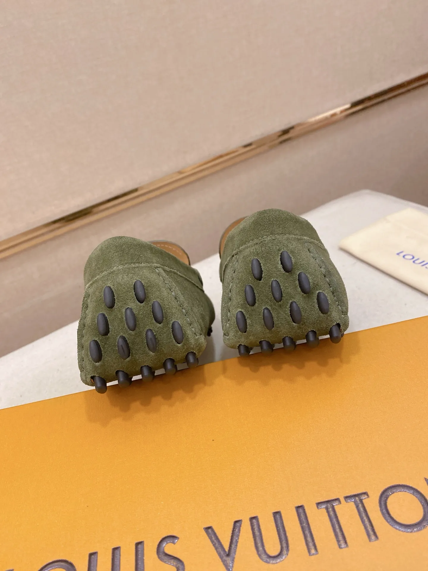 Factory price: 500💰High-end quality! LV 🆕🆕Exclusive hot-selling products in stock🔥🔥New products on the shelves, high-quality Ferragamo men's pea shoes, high-end casual driving shoes, with complete packaging! 💪 💪 Material: Imported suede cowhide 🐂 + Imported high-quality buffalo leather lining + wear-resistant outsole 👍🏻👍🏻 Features: High-end and comfortable, purely handmade 🚀 🚀 Create the perfect shoes that suit you best 🔥 🔥 Size: (38-44) 45 standard size can be customized!